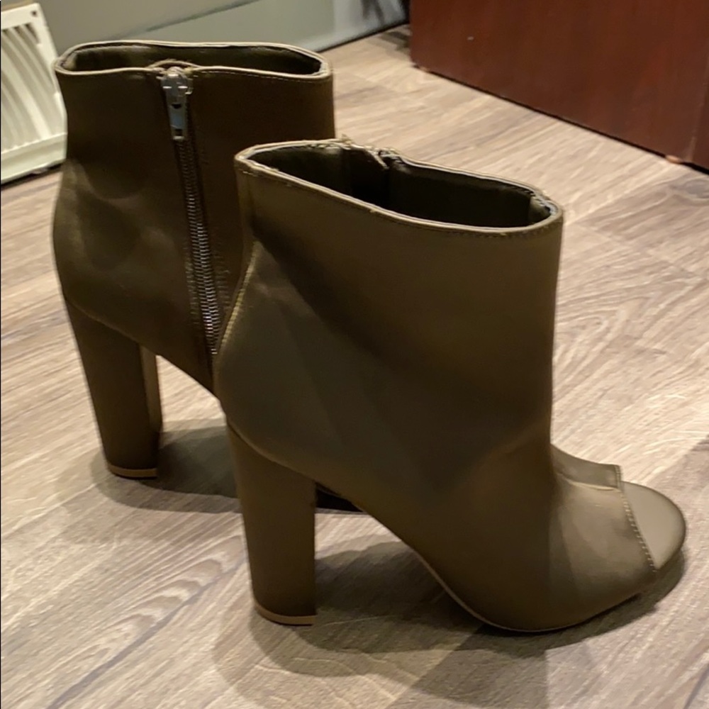 Wild Dive green satin shoes. Size 7.